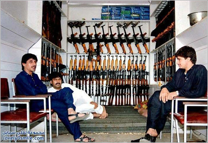 صناعة الأسلحة والذخائر يدوياً في باكستان في قرية دارا خيل آدم