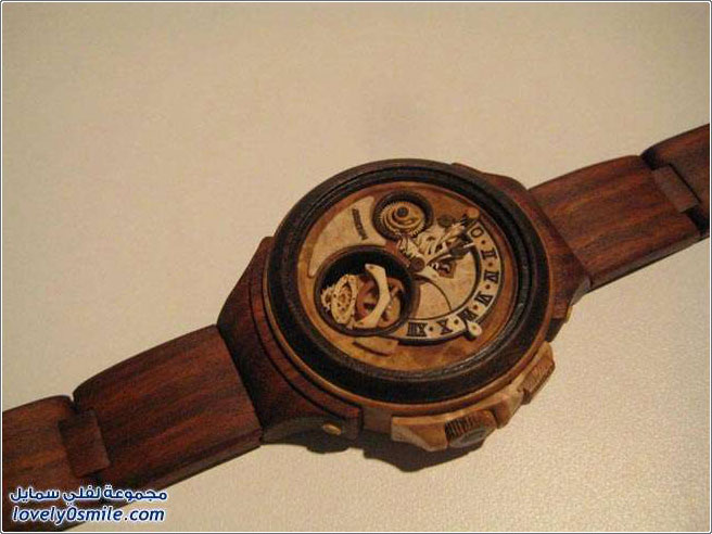 ساعة منحوتة من الخشب