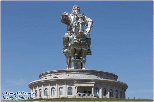 تمثال ضخم لجنكيز خان في منغوليا
