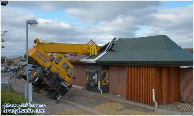 رافعة تنقلب على سقف مطعم ماكدونالدز في بريطانيا