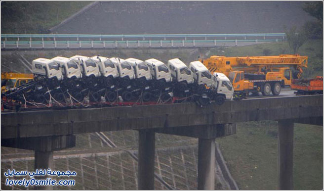 شاحنات على وشك السقوط من على جسر في الصين