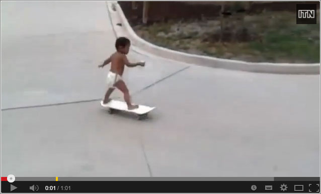 فيديو: طفل بعمر سنتين ماهر باستخدام لوح التزلج + طريقة طائر البلشون في صيد السمك