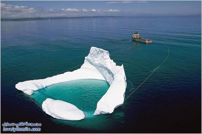 سحب جبل جليدي بعيدا عن منصات النفط