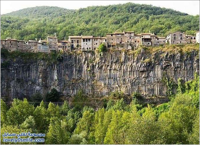 كاستيفوييت دي لا روكا القرية الأكثر جمالا في كاتالونيا