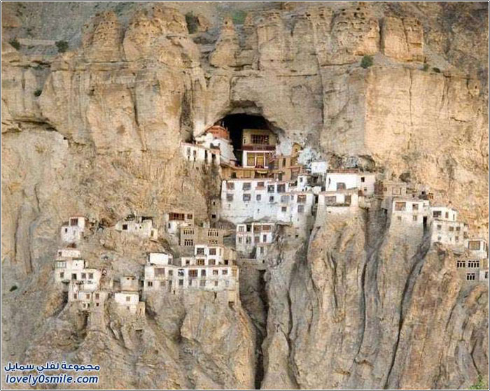 قرية هندية تعيش في قلب الجبل