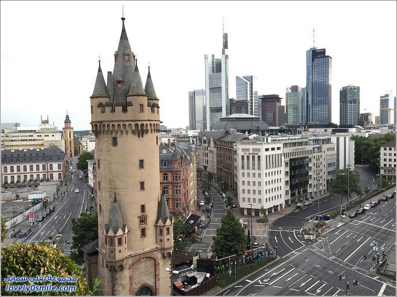 إشنهيمر تورم برج من القرون الوسطى يزين وسط مدينة فرانكفورت