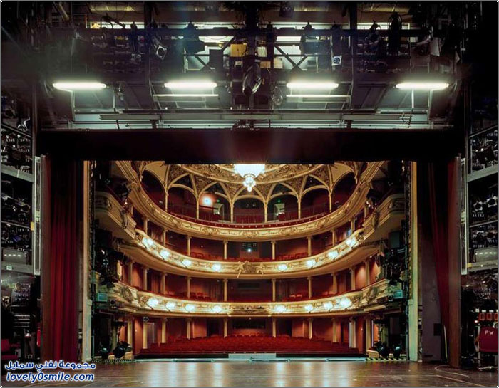 قاعات المسرح من الجهة الأخرى
