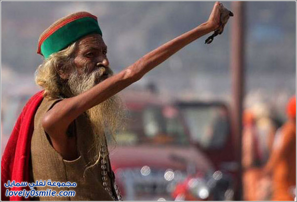 هندي يُبقي يده اليمنى مرفوعة لمدة 44 سنة