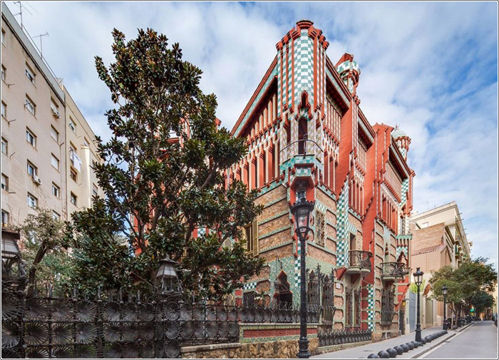 مبنى كاسا فيسنس في برشلونة يُفتتح للجمهور