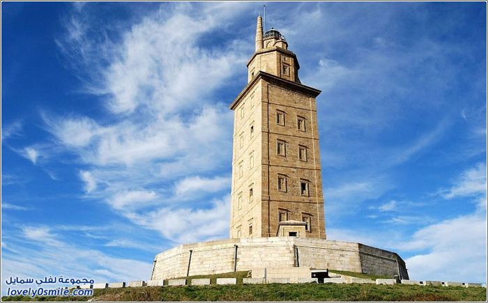 برج هرقل في مدخل ميناء لاكورنيا في إسبانيا