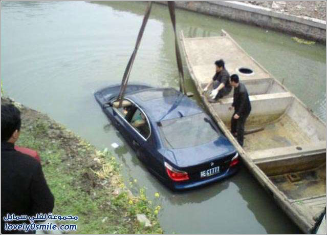 صور: إخراج سيارة ب ام دبليو من أحد أنهار الصين