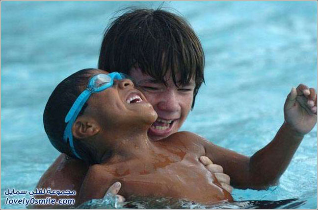 طفل بيد واحدة ويشارك ضمن فريق السباحة في ولاية الاباما