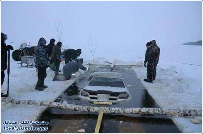 انتشال سيارة غارقة في روسيا