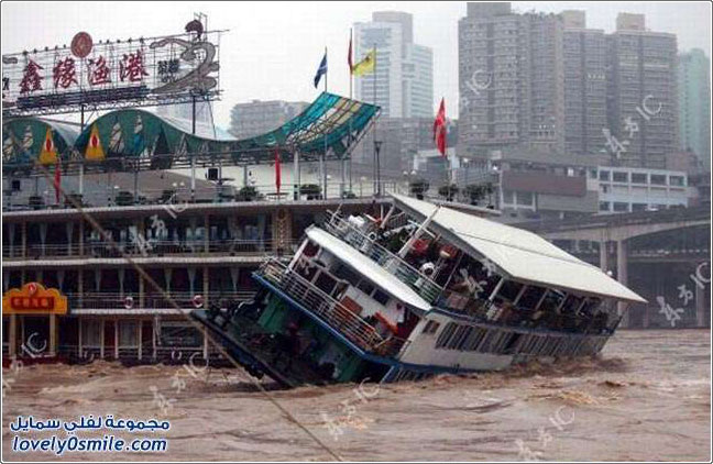 مياه الفيضانات تدمر أحد القوارب في الصين