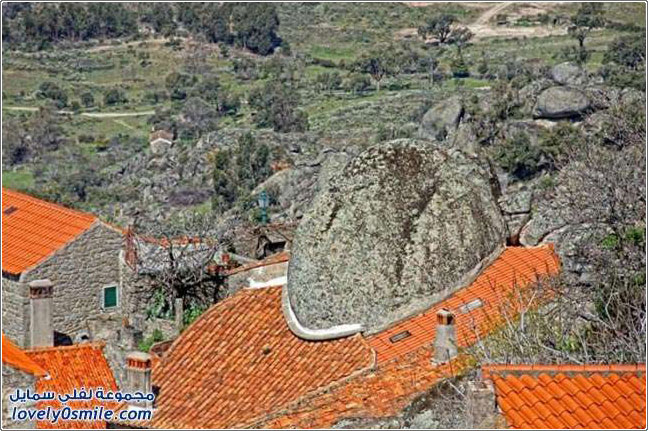 قرية مونسانتو البرتغالية بنيت بين الصخور
