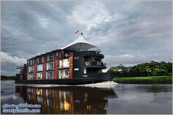 سفينة أكوا ذات الخمس نجوم على نهر الأمازون