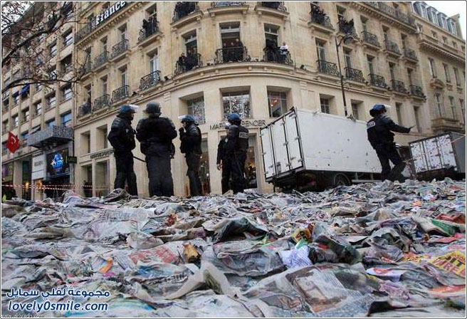 آلاف الصحف ترمى على شارع الشانزليزيه في باريس