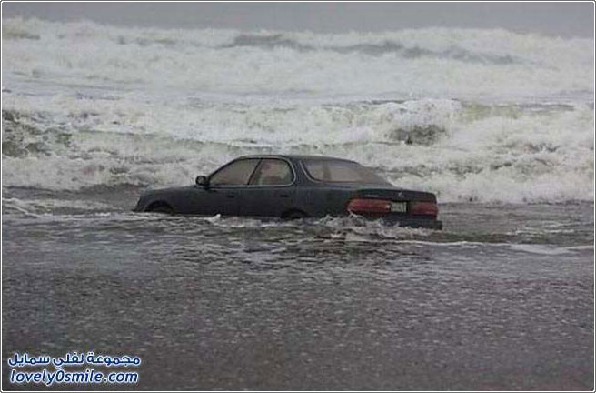 سيارة لكزس غارق على الشاطئ