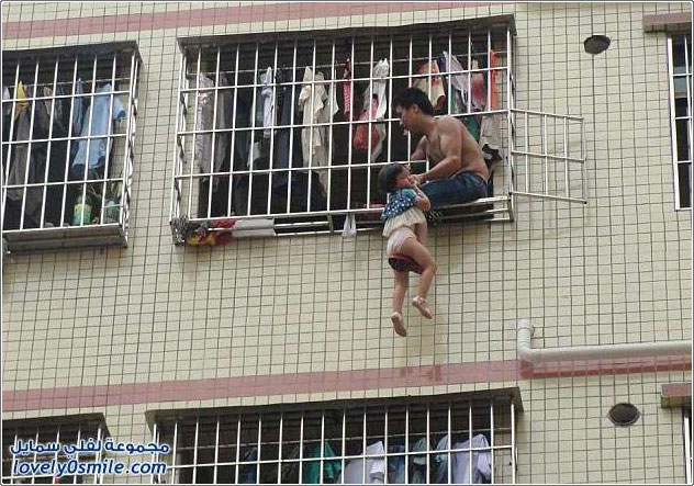 أب صيني يهدد برمي ابنته من النافذة بعد مشاجرة مع زوجته