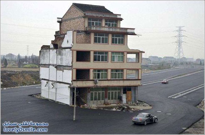 منزل في وسط الطريق السريع في الصين