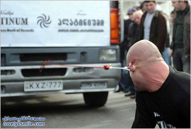 رجل يجر شاحنة بأذنه