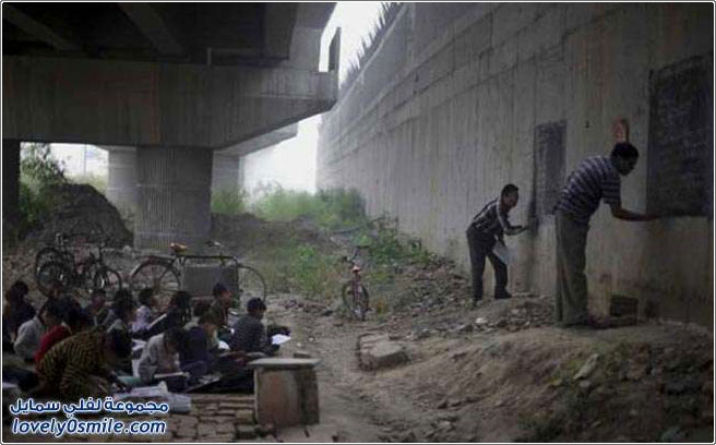 أطفال الفقراء في الهند يدرسون تحت جسر الميترو