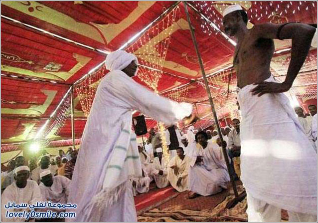 صور وفيديو: طقوس جلد الضيوف في الأعراس السودانية