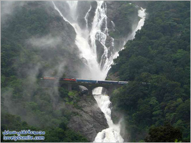جسر سكة حديد فوق شلال في جنوب غوا في الهند